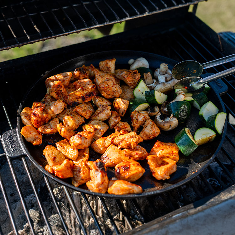 Støbejernspande til grillen