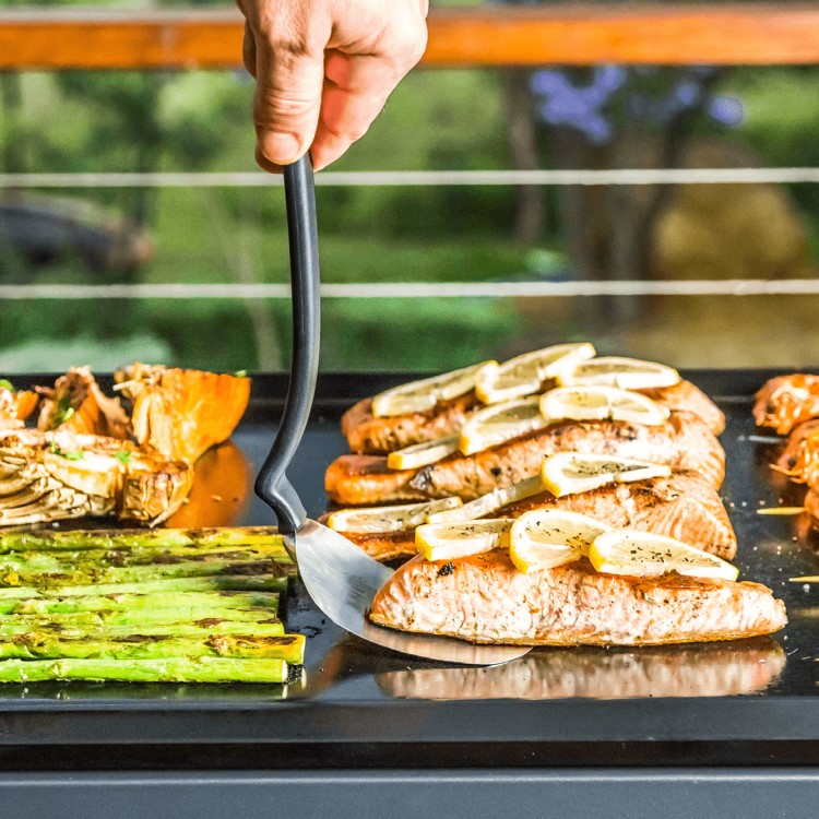 Grillværktøj med magnetisk holder